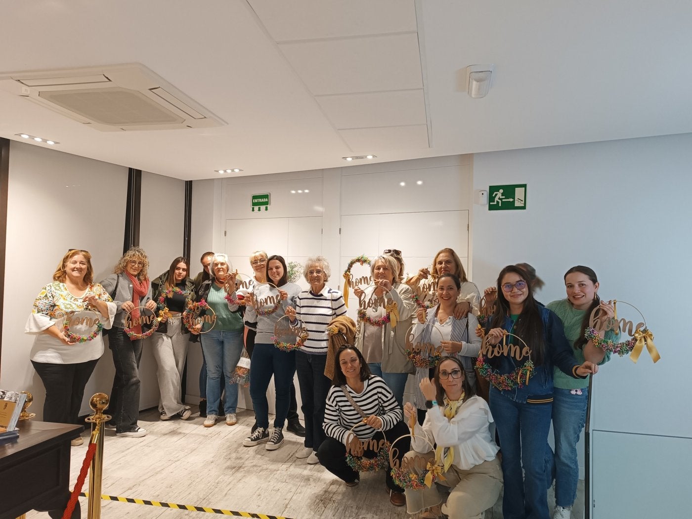 Participantes en el taller de aro floral, celebrado el martes.