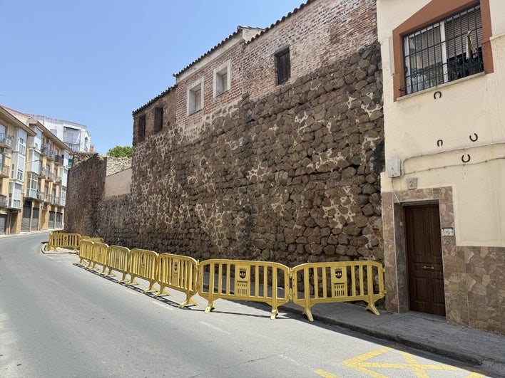 El tramo de muralla de la Ronda del Salvador de Plasencia lleva más de dos años vallado