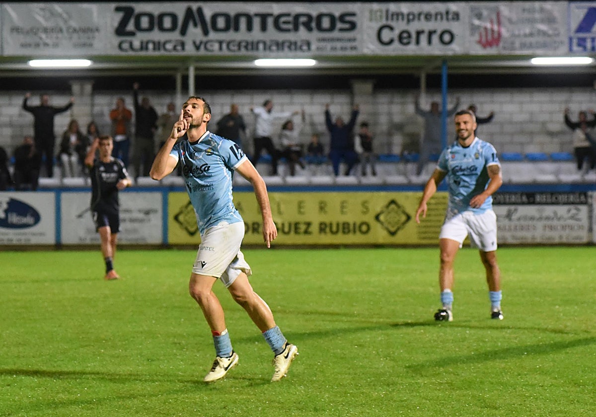 Juanjo Chavalés tras anotar el primer gol del Coria en La Isla.