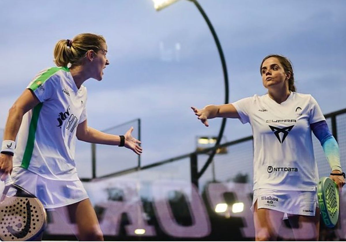 Paula Josemaría y Ariana Sánchez celebran un punto.