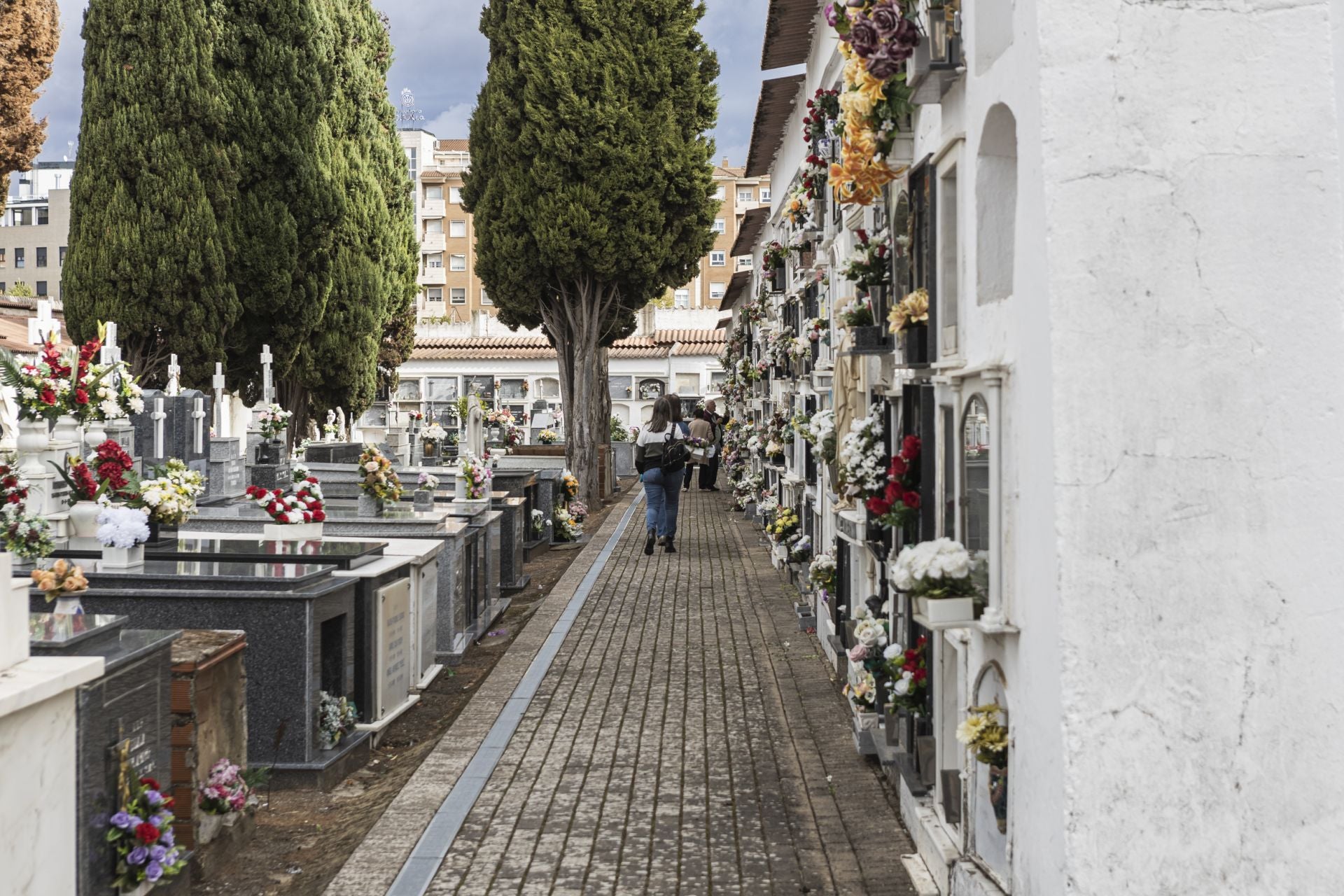 Día de Todos los Santos en el cementerio viejo de Badajoz