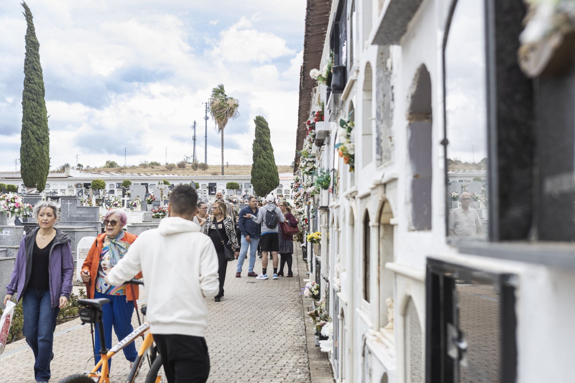 Día de Todos los Santos en el cementerio viejo de Badajoz