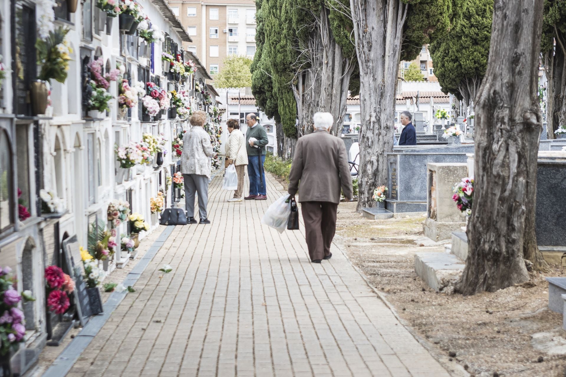 Día de Todos los Santos en el cementerio viejo de Badajoz