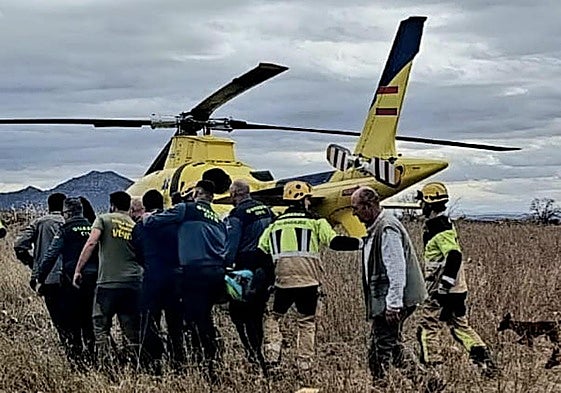 Imagen del traslado del herido en camilla hasta el helicóptero.
