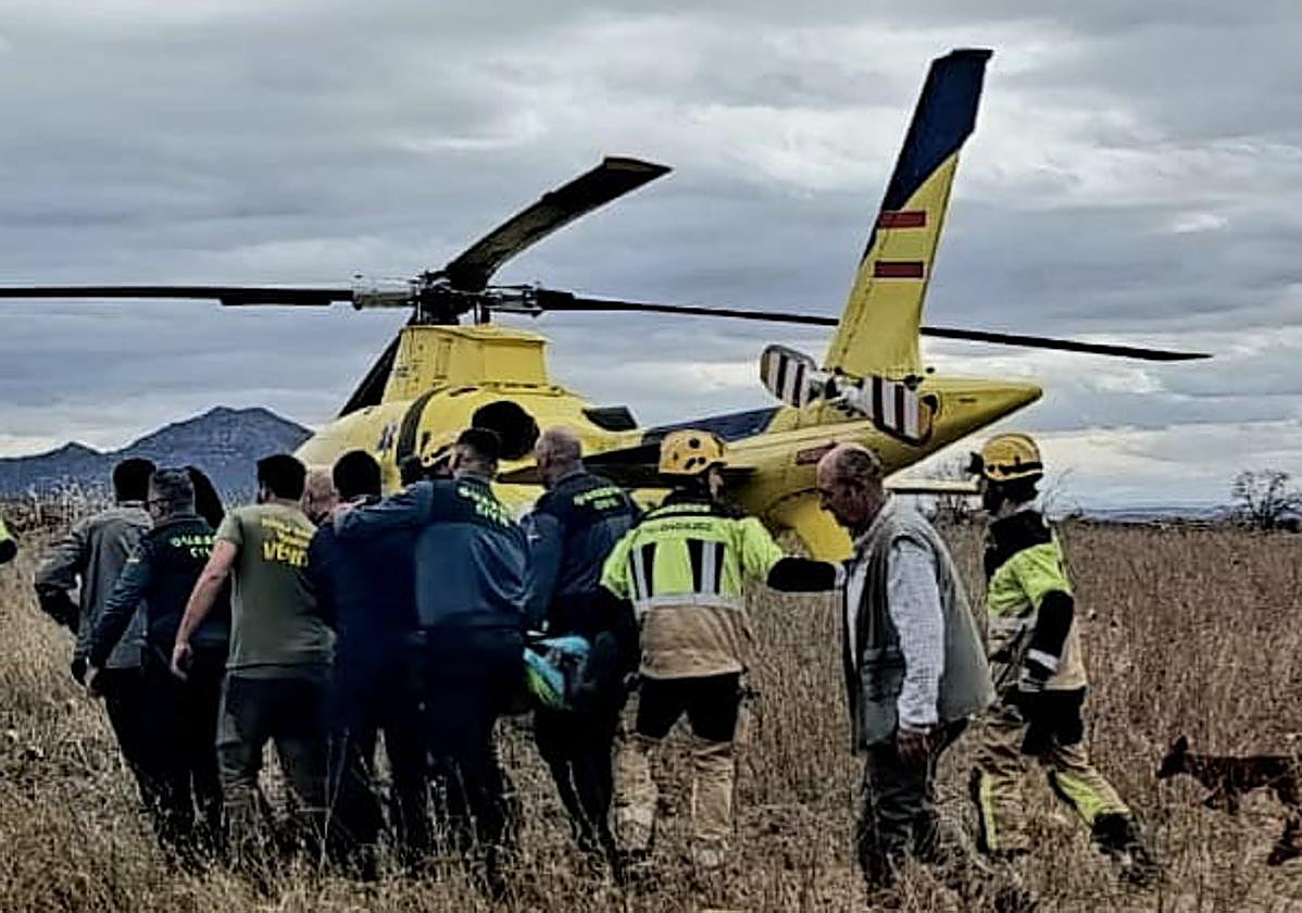 Imagen del traslado del herido en camilla hasta el helicóptero.