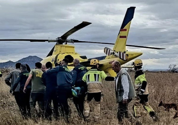 Rescatan y trasladan en helicóptero a un hombre que cayó a una zona escarpada en la provincia de Badajoz