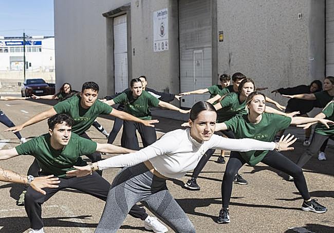 Ensayo del baile junto al local del polígono El Nevero.