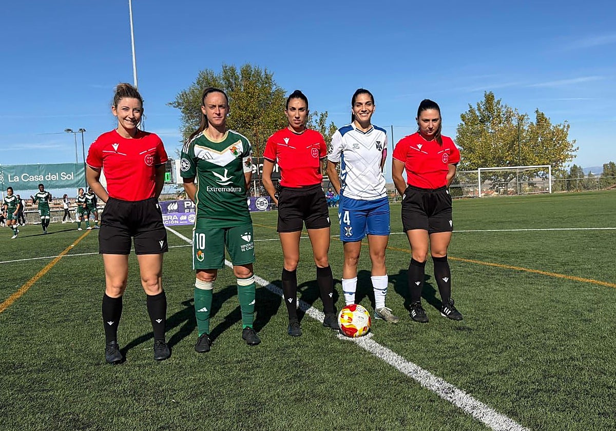 Las capitanas de ambos equipos junto al trío arbitral antes del comienzo del choque.