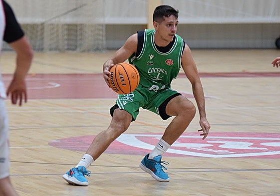 Albert Lafuente estuvo muy acertado en la dirección del juego del Cáceres ante el Jaén.