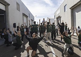 Ensayo de Whanau, junto a la nave que tienen alquilada en el polígono El Nevero.