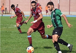 Javi Lobato trata de frenar el avance de un jugador del Jerez.