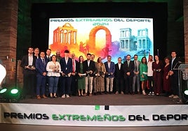 Foto de familia de los galardonados y autoridades en la edición de 2024 en los Premios Extremadura del Deporte.