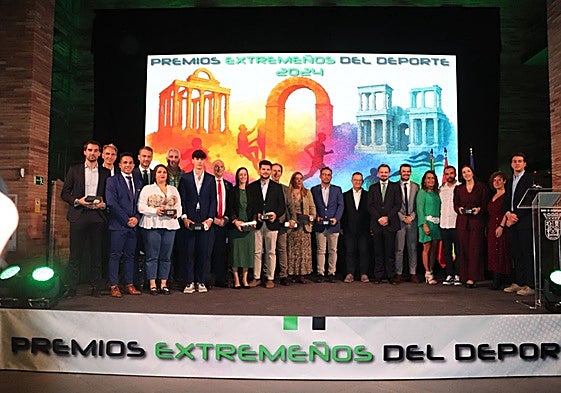 Foto de familia de los galardonados y autoridades en la edición de 2024 en los Premios Extremadura del Deporte.