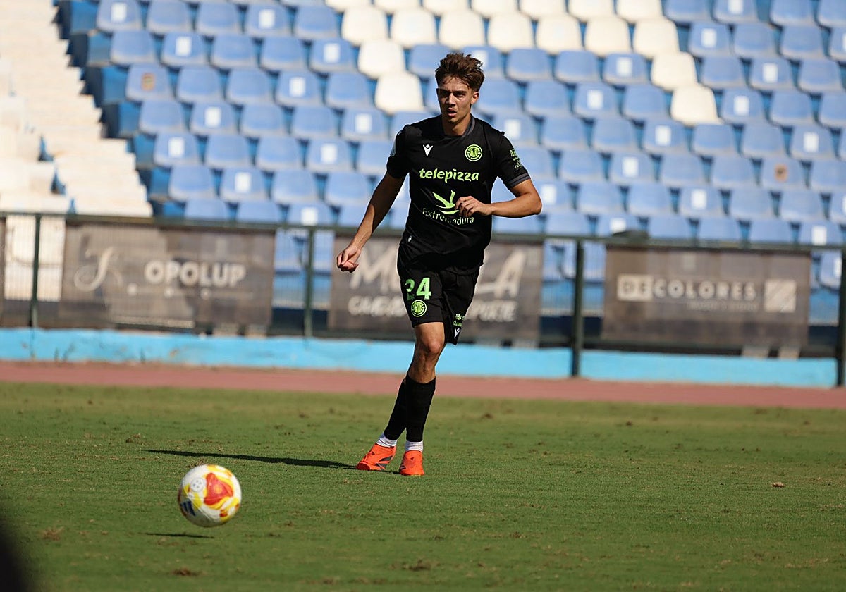 Luis Nicolás volvió a ser titular en el centro del campo.