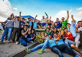 Ángel Santos y su compañero Alejandro Iribas celebran el título con su equipo.