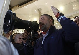 Santiago Abascal se dirige a seguidores de Vox que no han accedido al Gran Teatro de Cáceres.