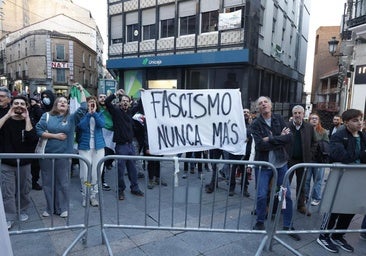 Tensión entre manifestantes contra Abascal y seguidores de Vox en el primer acto de precampaña en Extremadura