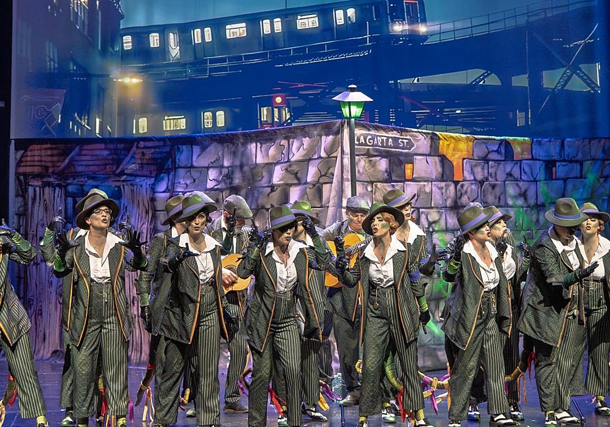 Comparsa 'La J'otra', durante un concurso del Carnaval Romano.