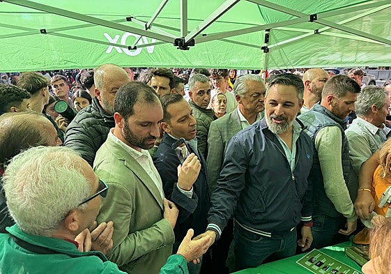 Santiago Abascal, esta mañana en la Plaza Mayor de Plasencia.
