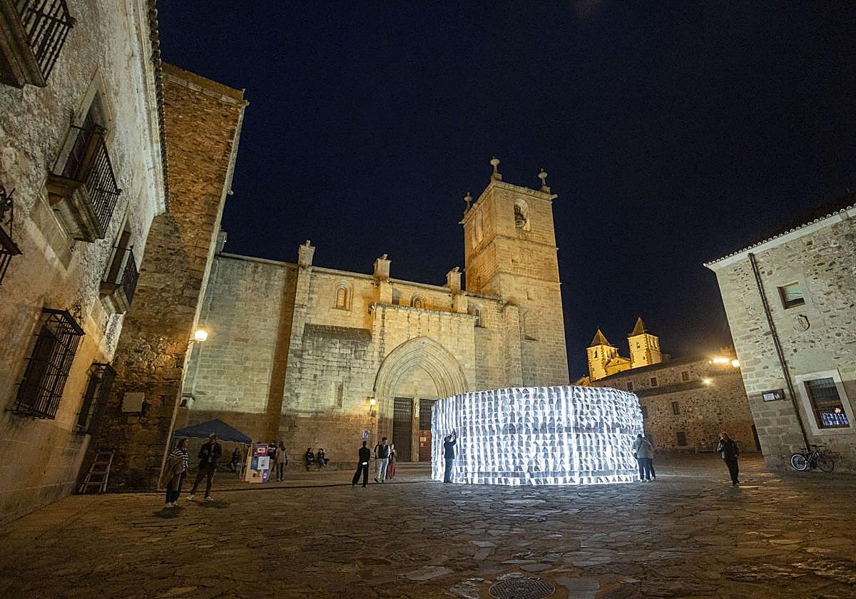 Cientos de personas dejan mensajes en la instalación 'En hojas blancas'
