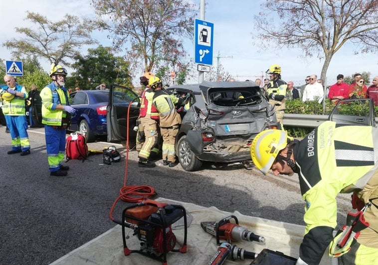 Seis heridos en un choque en cadena entre un camión y tres coches en la Ronda Norte de Cáceres