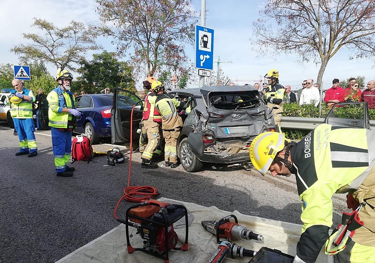Bomberos y servicios sanitarios este martes en el lugar del accidente.