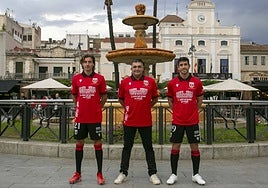 El histórico Cuéllar flanqueado por los jugadores Raúl Beneit y Felipe Alfonso.