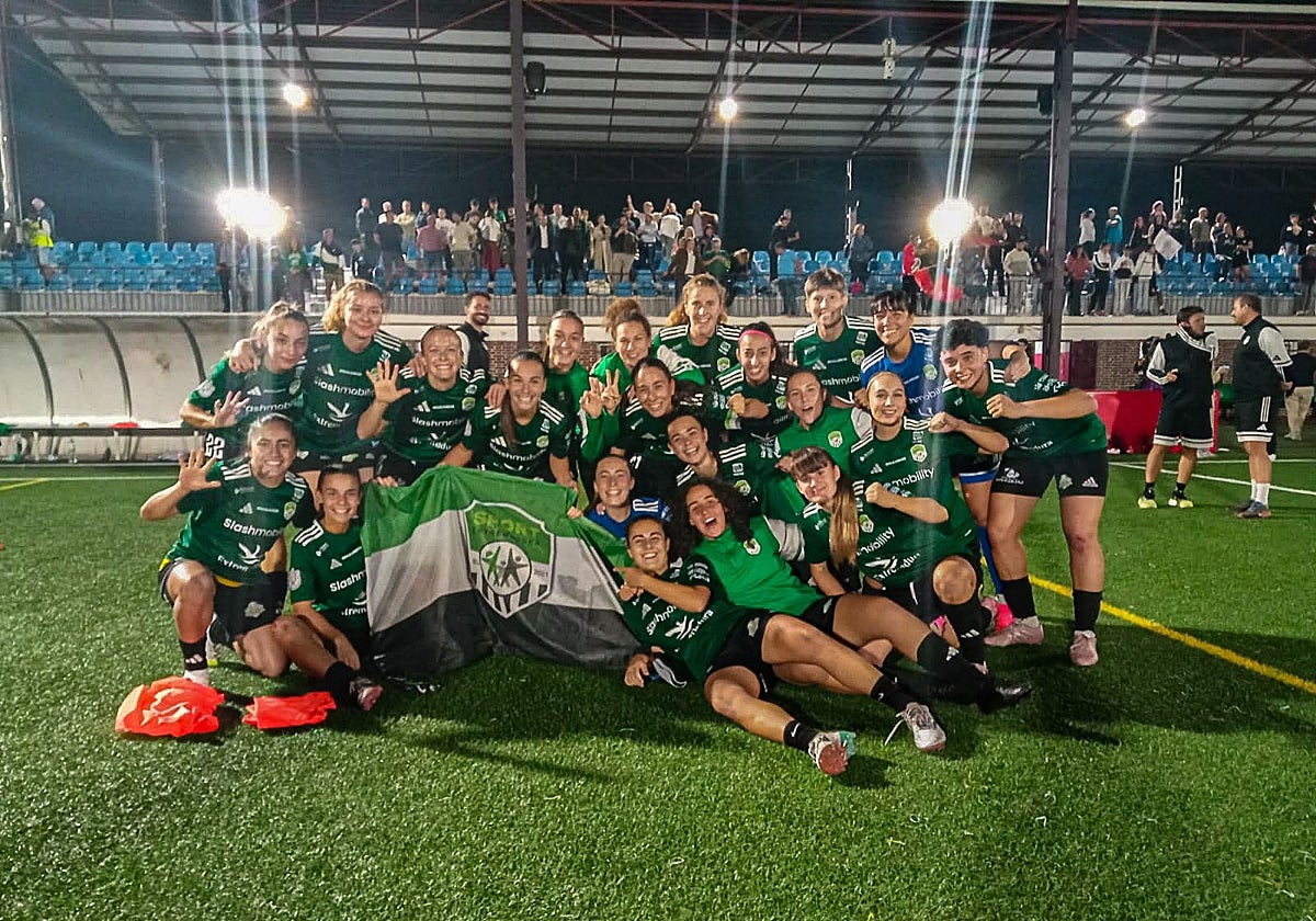 Las jugadoras del Sport celebran su clasificación para la tercera ronda de la Copa de la Reina en Vallecas.