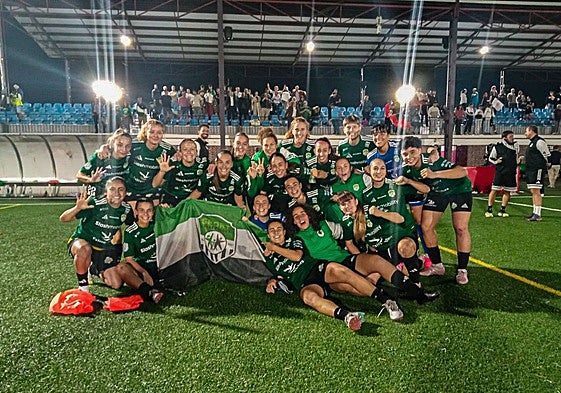 Las jugadoras del Sport celebran su clasificación para la tercera ronda de la Copa de la Reina en Vallecas.