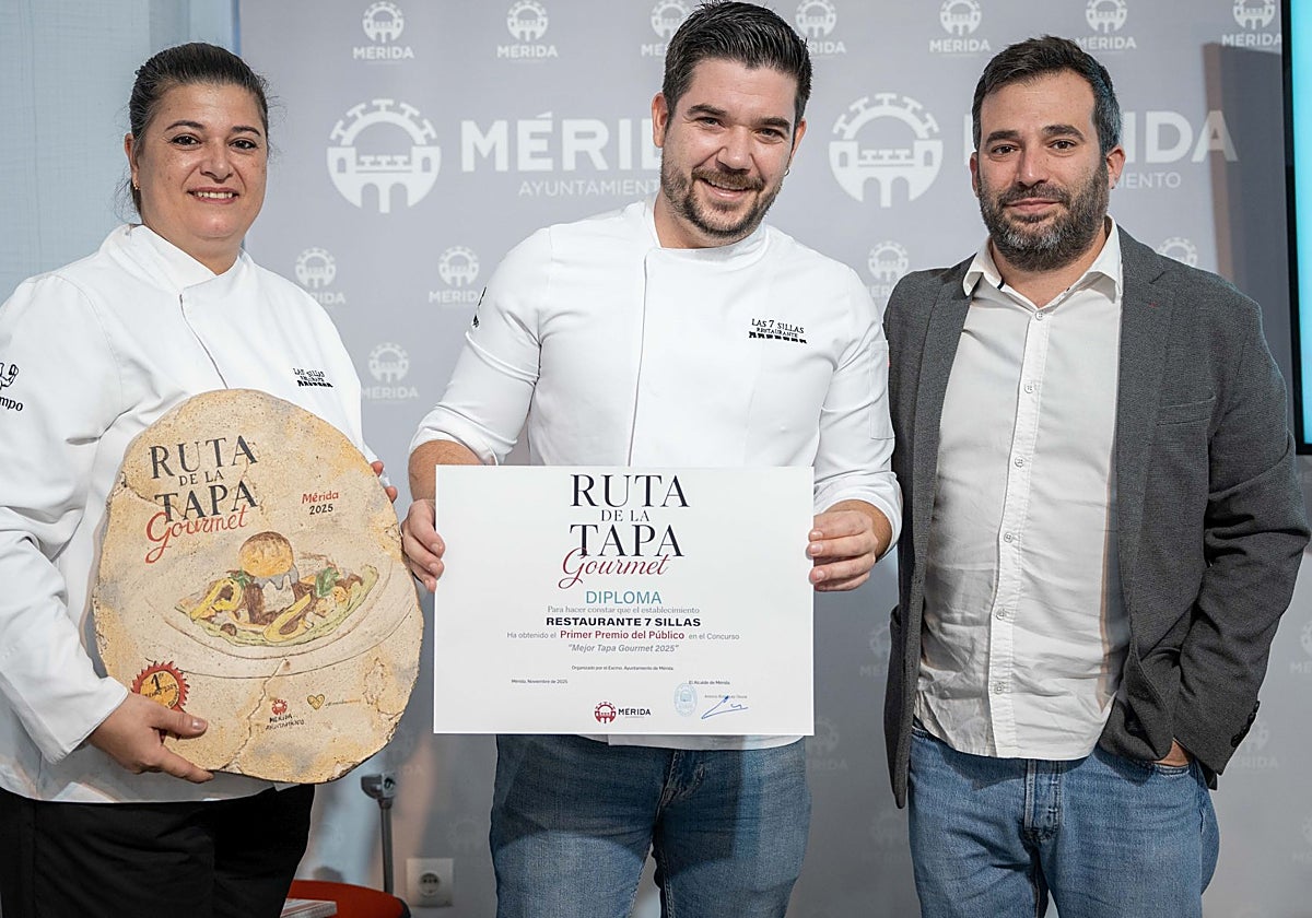 Rafael Albor, en el centro, del restaurante Las Siete Sillas junto al delegado de Turismo, Felipe González.