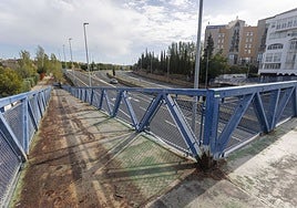 La asociación vecinal Castellanos-Macondo ha pedido que se adecente el puente peatonal que hay junto al hotel V Centenario.