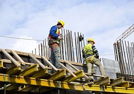 La construcción es el sector que lidera el descenso del paro en Extremadura durante el último año.