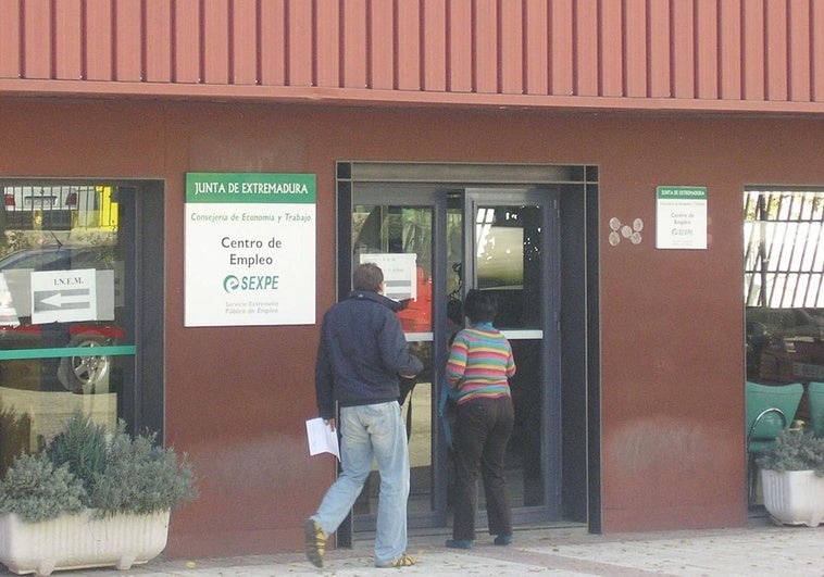 El paro baja en 7.147 personas en octubre en tasa interanual y sube en 443 sobre septiembre