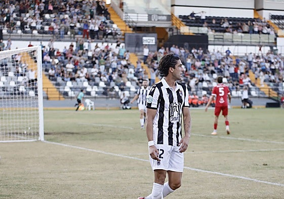 Borja Domingo podría volver a la titularidad en el regreso del Badajoz al Nuevo Vivero.