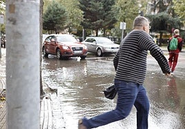 Balsa de agua en la avenida Damián Téllez Lafuente, este miércoles en Badajoz.