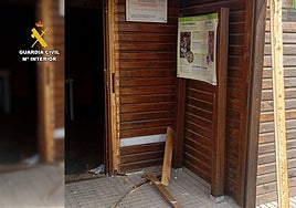 Puerta de acceso al centro de interpretación cacereño en el que se cometió el robo.