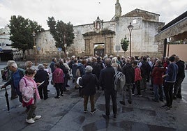 Un grupo de jubilados catalanes, este miércoles, junto al antiguo convento de San Andrés, uno de los lugares de memoria.