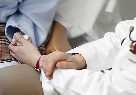 Un profesional atiende a un paciente en una unidad de cuidados paliativos.