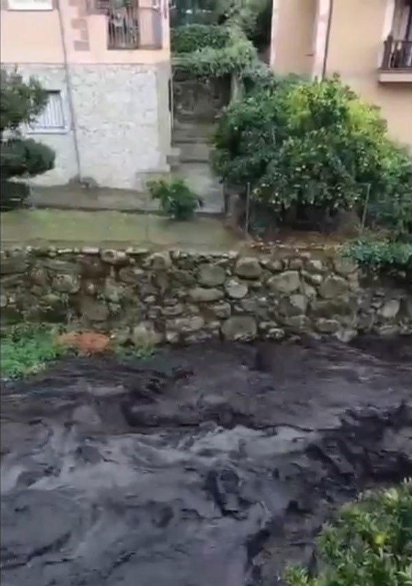 Fotos | Ríos con el agua negra por las cenizas de los incendios