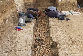 Trabajos ayer en la fosa clandestina del cementerio.