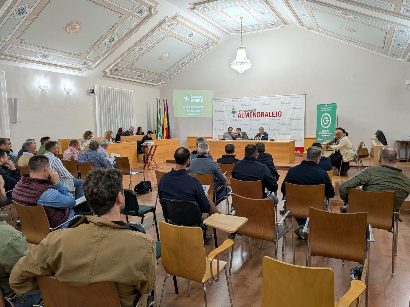 Asistentes a la reunión mantenida en la noche del miércoles.