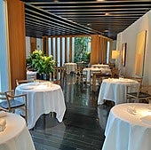 Elegante y acogedor comedor del restaurante Atrio de Cáceres.