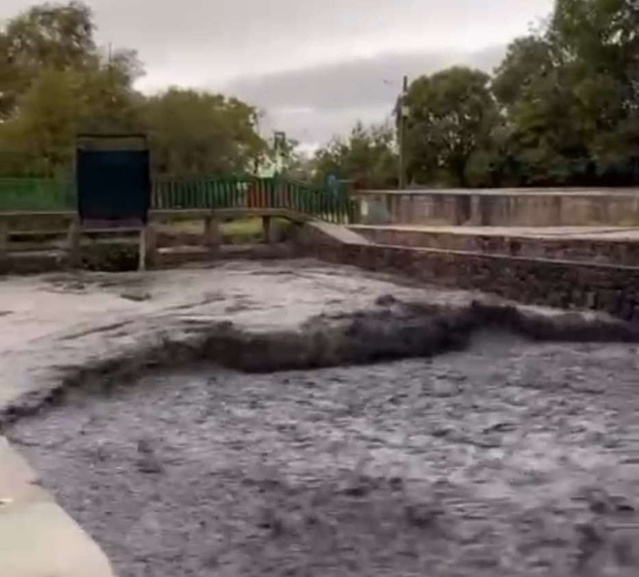 Fotos | Ríos con el agua negra por las cenizas de los incendios