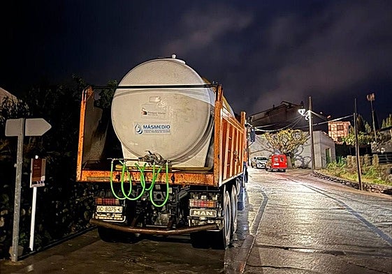 Cisterna de 10.000 litros de agua en Jerte para consumo humano porque las lluvias han obligado a cerrar las captaciones.