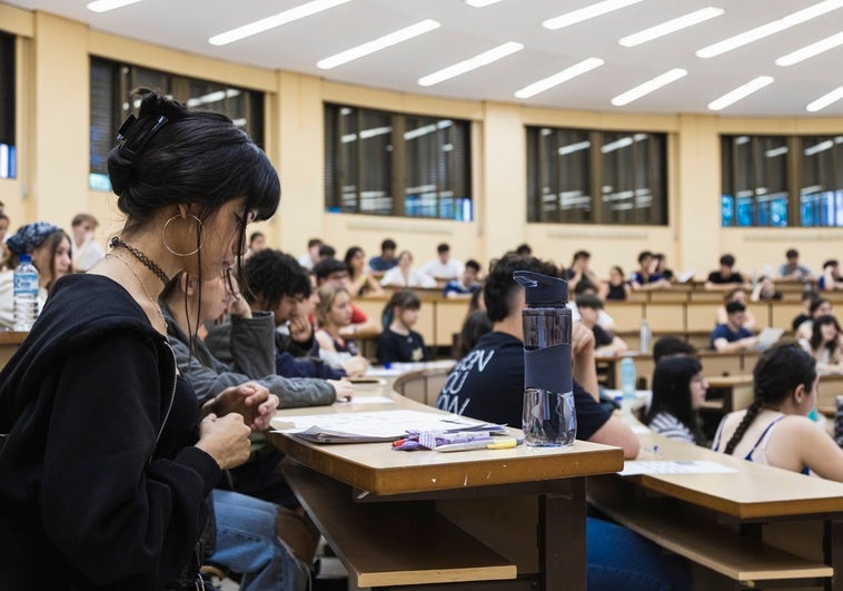 Educación premia por primera vez con 2.500 euros a los alumnos con mejores notas en la Selectividad que elijan la UEx