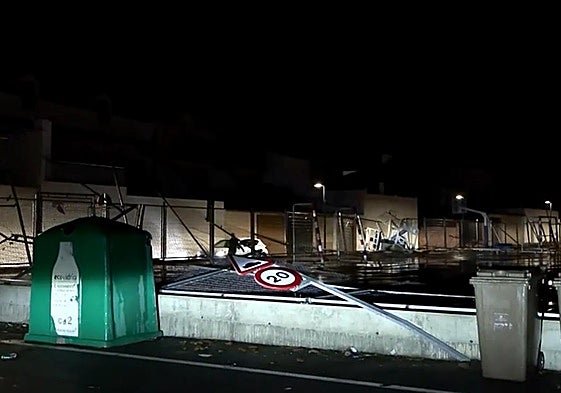 El tornado hizo volar tejas de algunas viviendas en La Zarza.