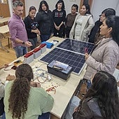 Víctor Corchón, docente del curso, explica a las mujeres el uso de la electricidad y los paneles.