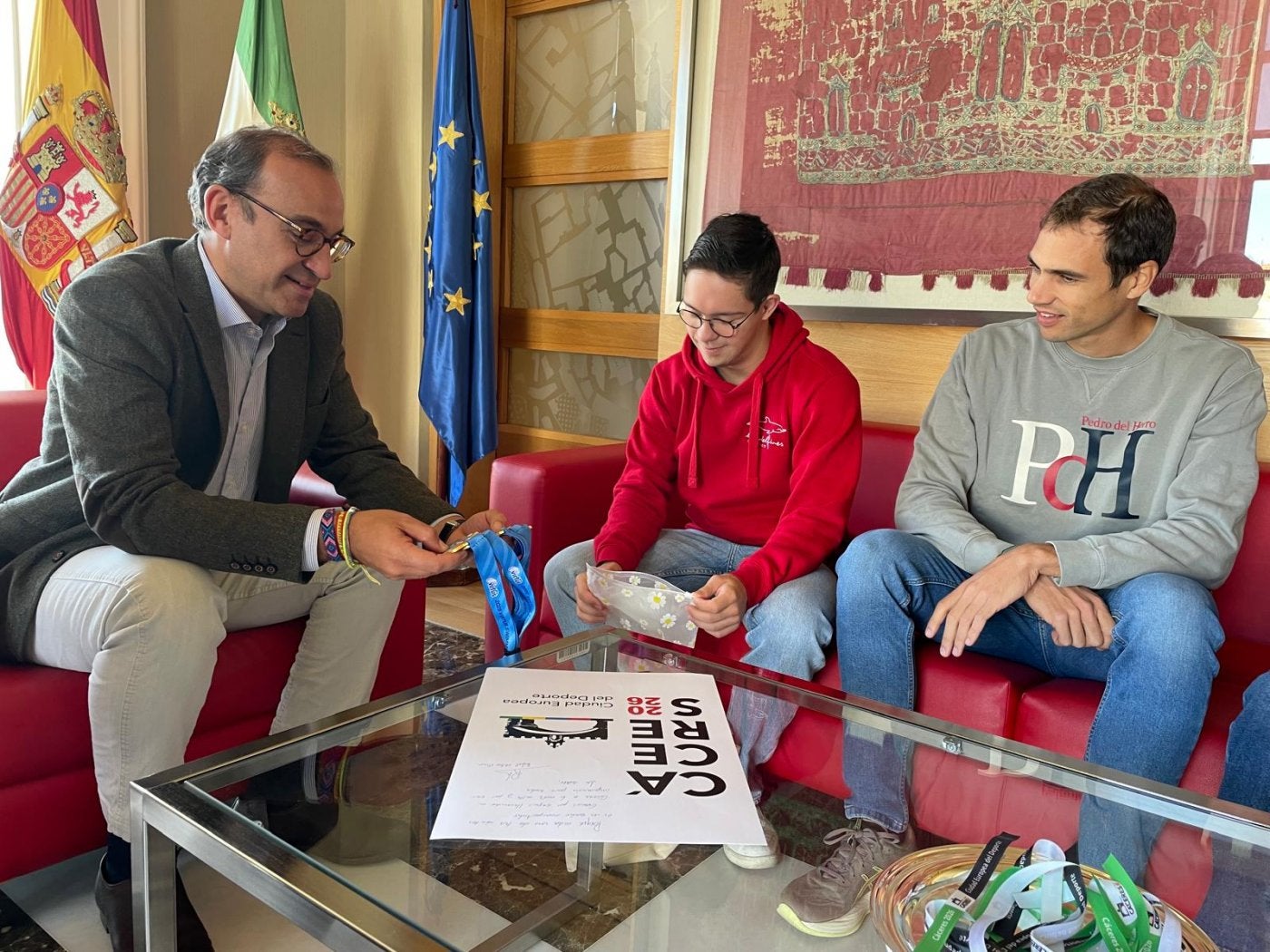 El nadador Guillermo Gracia (centro) ayer con el alcalde.