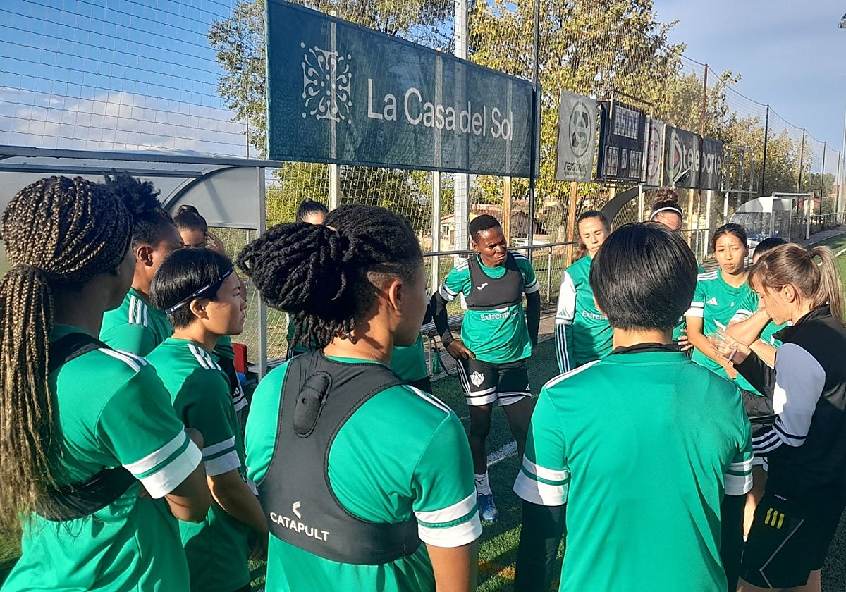Las jugadoras del Cacereño Femenino reciben instrucciones en un entrenamiento.
