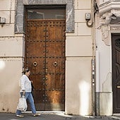 Dos de las puertas, en Muñoz Torrero, incluidas en el catálogo.